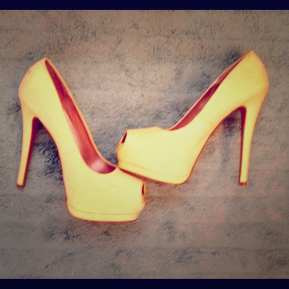 Sky high bright yellow peeptoes!