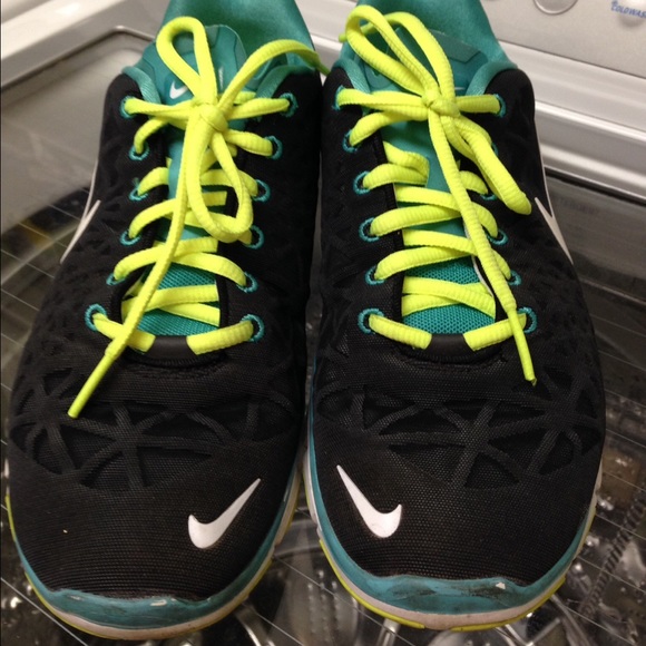 Nike gym shoes size 8. EUC!