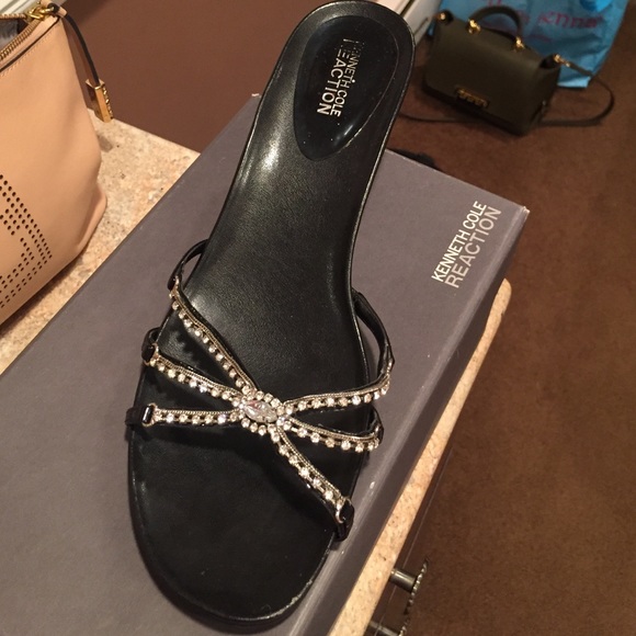 **authentic** Kenneth Cole "stop n flo" shoe