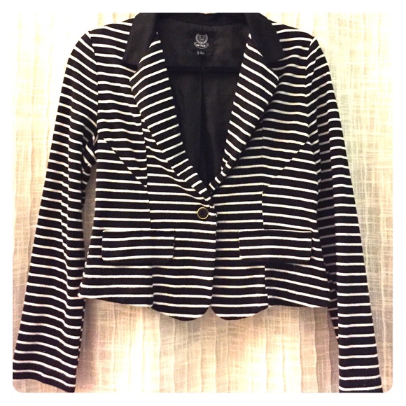 Cropped striped blazer