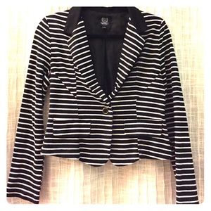 Cropped striped blazer