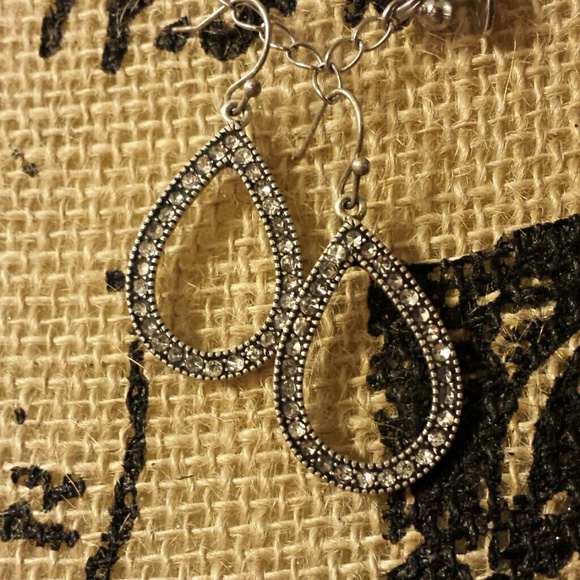 Adorable tear drop dangle earrings