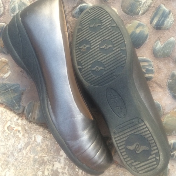 🚩🚩SOLD 🚩🚩Pewter Soft ballet loafer low wedges - Picture 3 of 4