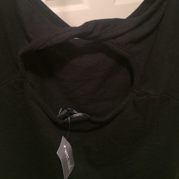 Short-Sleeved Black Top w/ Twisted Back - Picture 3 of 3