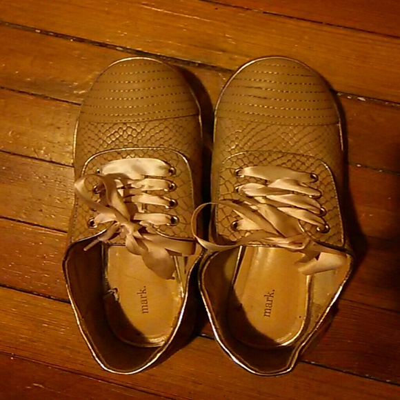 Tennis shoes