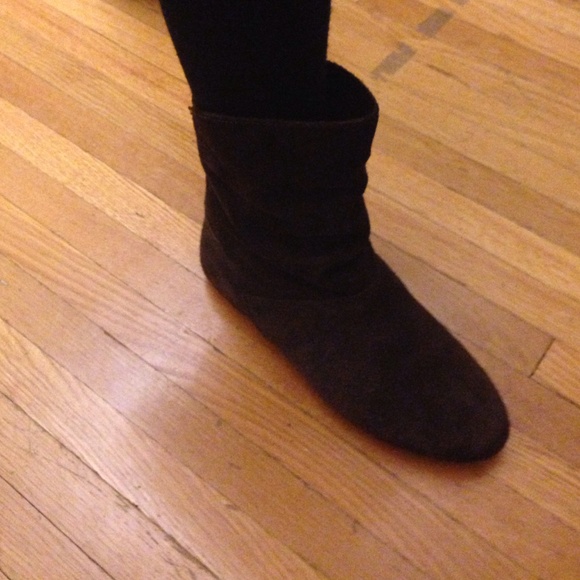 Low brown suede boots