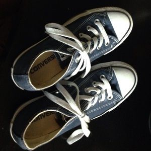 Im selling blue cute converse
