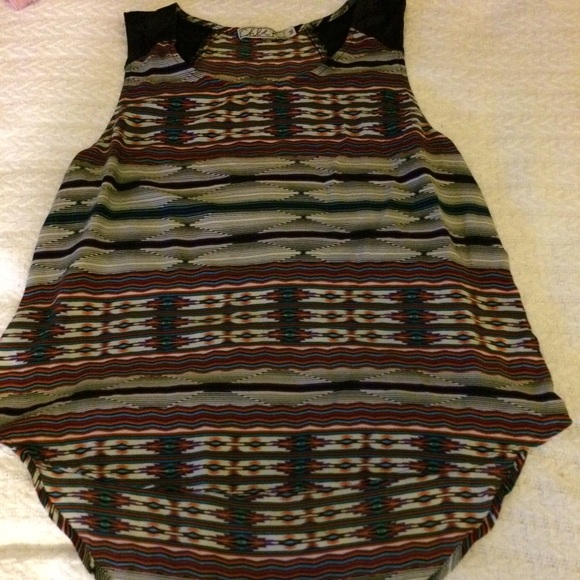 Nice top that can be paired with black or color - Picture 1 of 1
