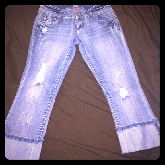 NWOT ALMOST FAMOUS CAPRI JEANS 💙