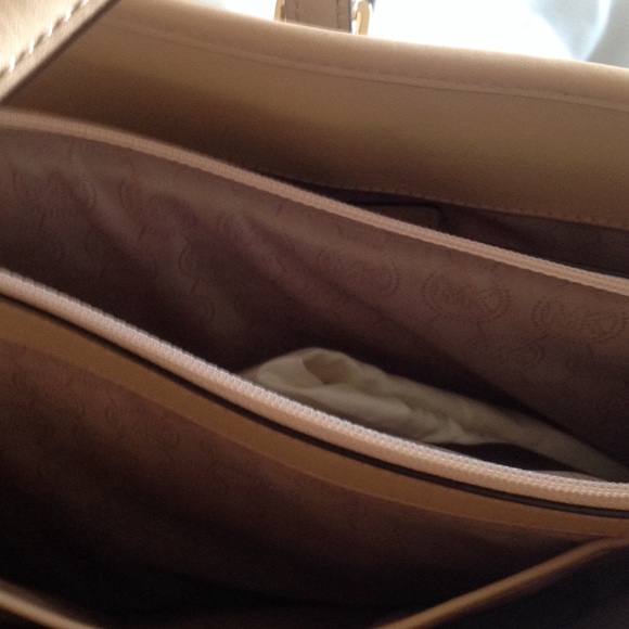 Michael Kors jet set bag. - Picture 2 of 2