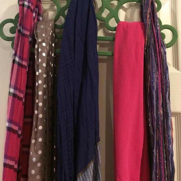 Assortment of scarves all in great condition 😊