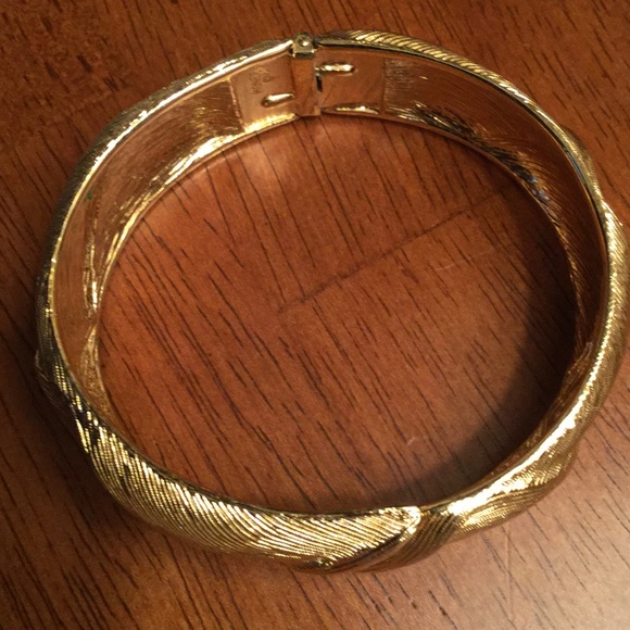 Vintage - Monet - Brushed & Swirl Gold Tone Bangle - Picture 2 of 4