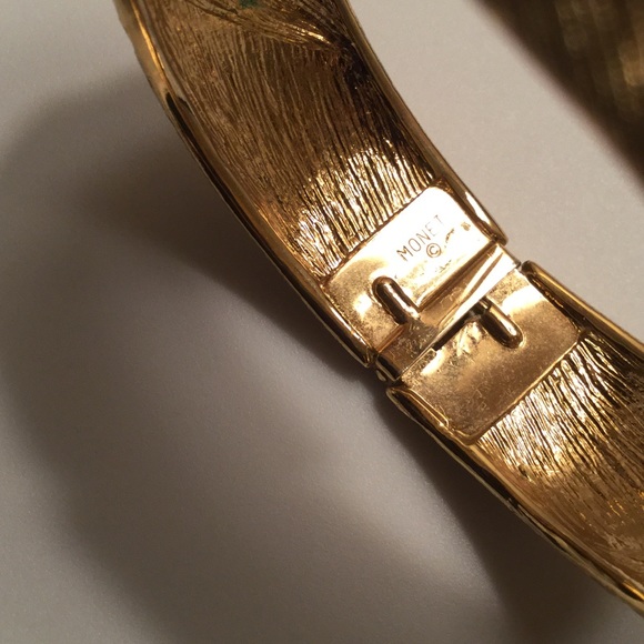 Vintage - Monet - Brushed & Swirl Gold Tone Bangle - Picture 4 of 4