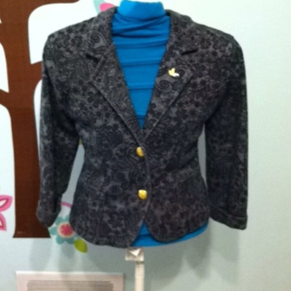 Black and gray blazer