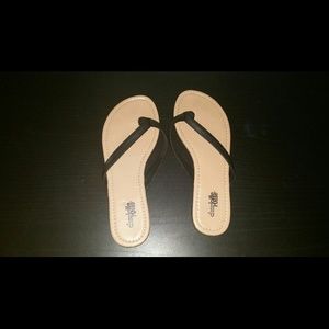 Black sandals/flip flops