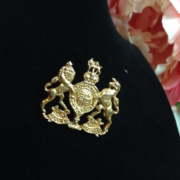 Vintage Gold Preppy Pin - Picture 1 of 1