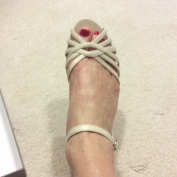 Like new size 7 Hillard  & Hanson wedge shoes bone