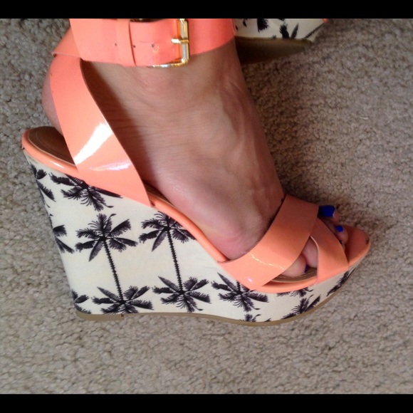 Fun tropical wedges! 🌴🌴🌴