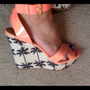 Fun tropical wedges! 🌴🌴🌴