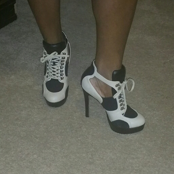 Cutout booties - Picture 2 of 4