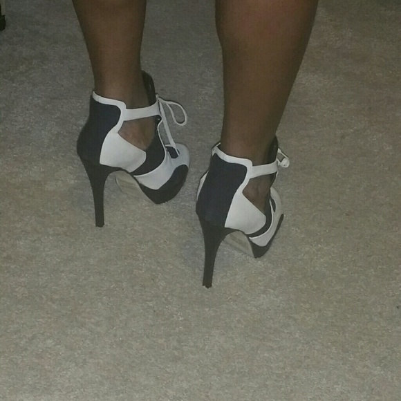 Cutout booties - Picture 3 of 4
