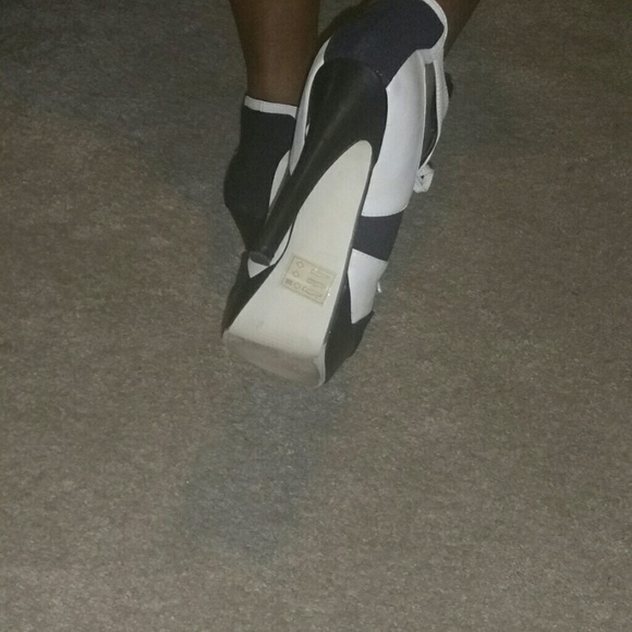 Cutout booties - Picture 4 of 4
