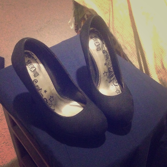 Brash Black Suede Platform Pumps 7 1/2 Wide