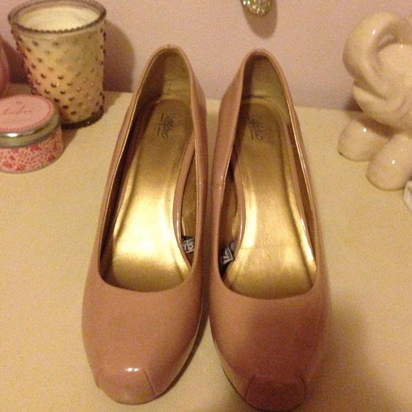 Size 9.5 Nude Square Toe Patent Leather Pumps! - Picture 2 of 4