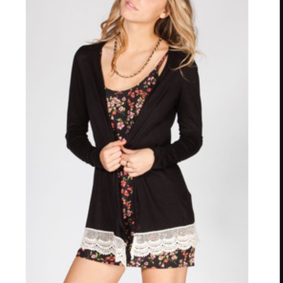 Bottomed laced cardigan.