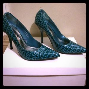 |HOLD|Turquoise pointy Heels!!