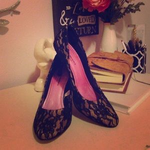Black and Tan Lace Kitten Heels Size 8