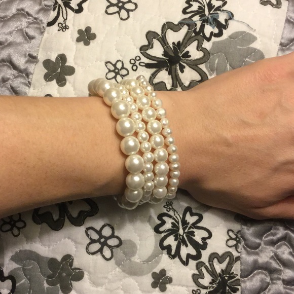 Pearl looking Stretch Bracelets - set of four (4)! - Picture 3 of 3
