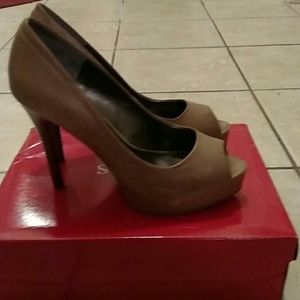 Guess peep toe pumps size 6.5