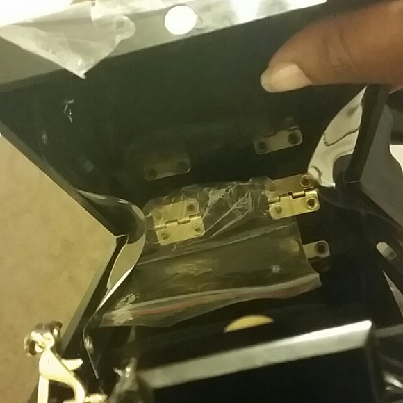 New!!!! Blk/Gold Perfume Shaped Clutch - Picture 2 of 3