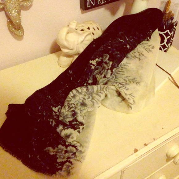 Beautiful Black and White Floral Scarf ❤️ - Picture 1 of 3