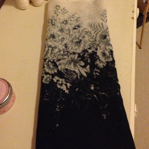 Beautiful Black and White Floral Scarf ❤️ - Picture 2 of 3