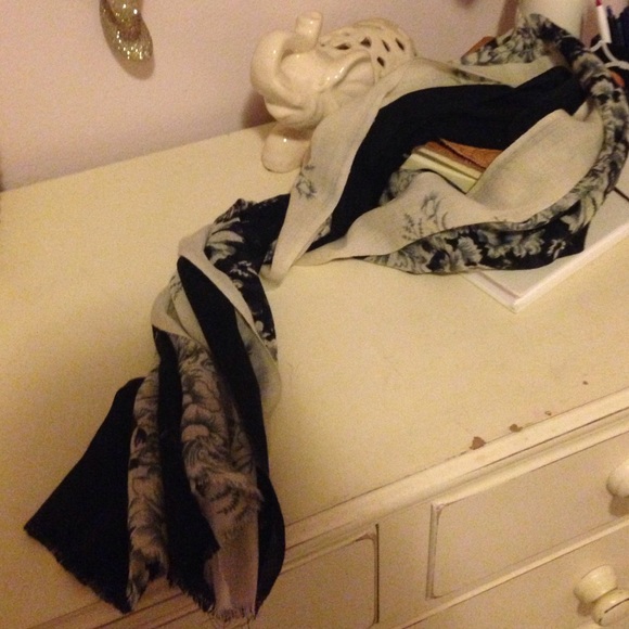 Beautiful Black and White Floral Scarf ❤️ - Picture 3 of 3