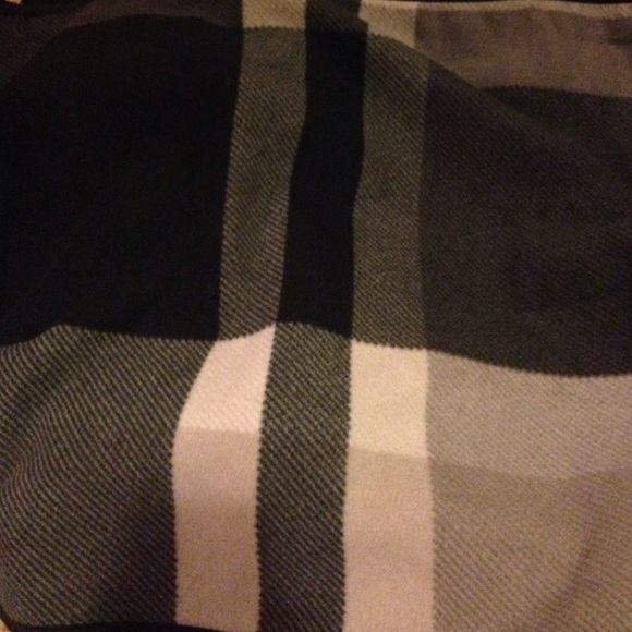 Black white and grey fleece plaid wrap! - Picture 2 of 3