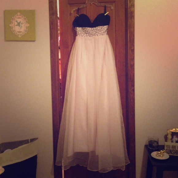 Beautiful Sweetheart Pink and Black Prom Gown 💗 - Picture 1 of 4