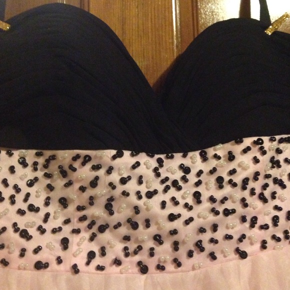 Beautiful Sweetheart Pink and Black Prom Gown 💗 - Picture 2 of 4