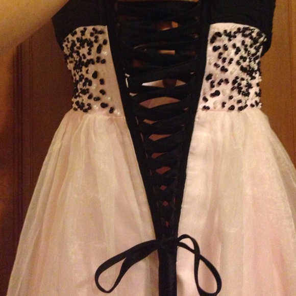 Beautiful Sweetheart Pink and Black Prom Gown 💗 - Picture 3 of 4