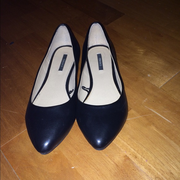 Black pointed toe flats