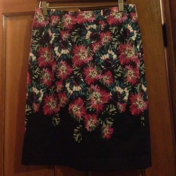 Floral Pencil Skirt 🌸💗👠 - Picture 1 of 3