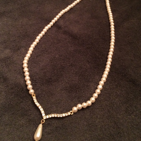 🎉HOST PICK🎉Pearl & Rhinestone necklace