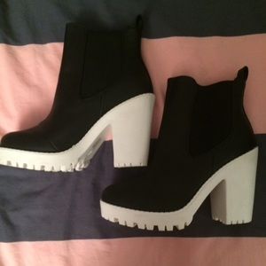 💄NWT Retro black ankle boots