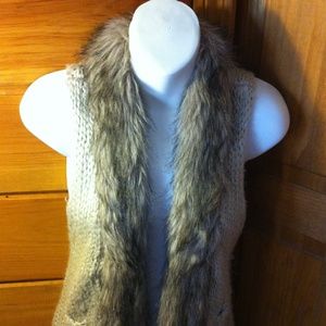Sleeveless fur trim tunic!
