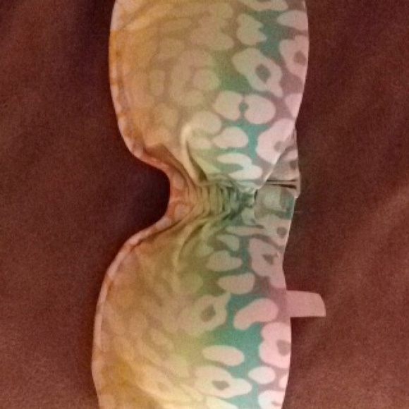 A VS bathingsuit top 32a good condition too small