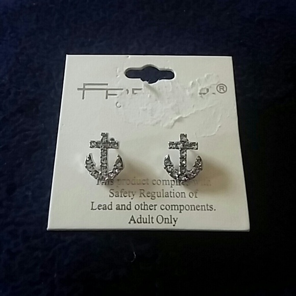 Anchor stud earrings