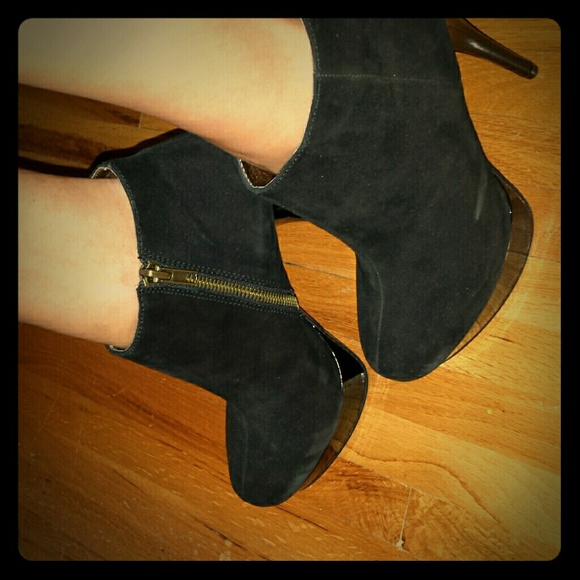 Steve Madden black zip bootie