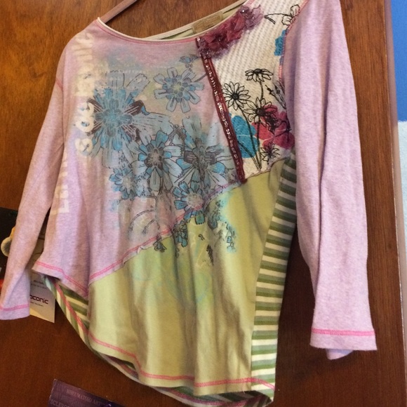 3/4 sleeve tshirt large fits like medium